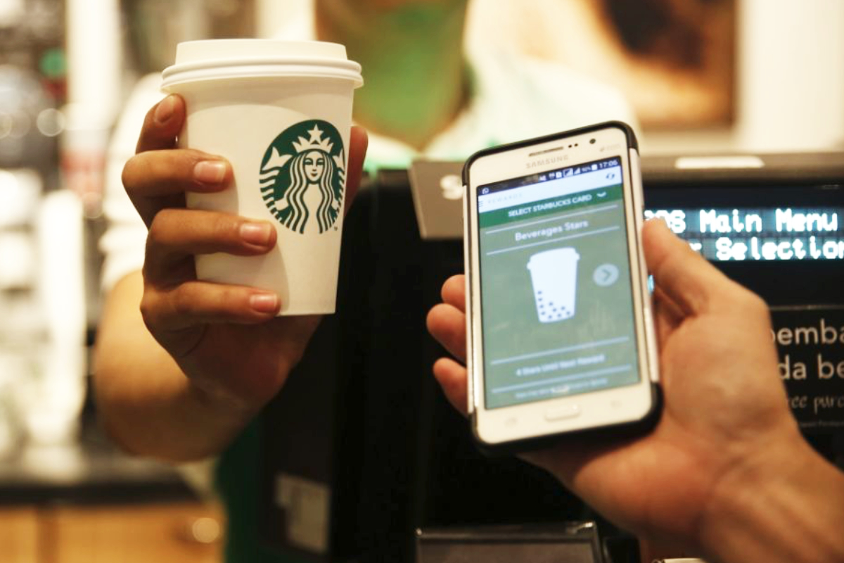 how starbucks communicate with customers
