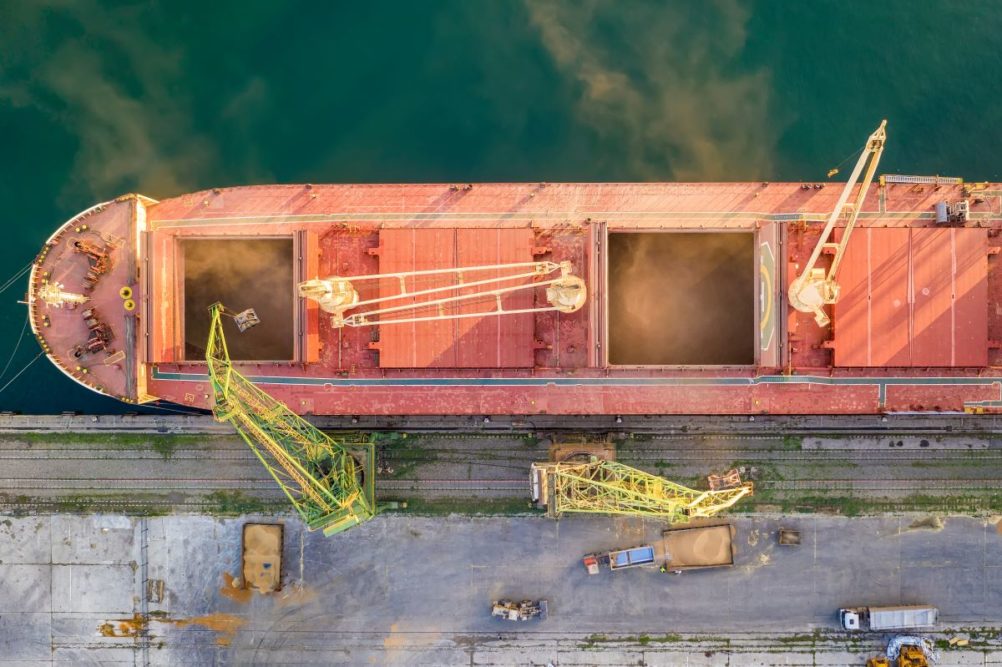 Grain carrying barge, grain loading