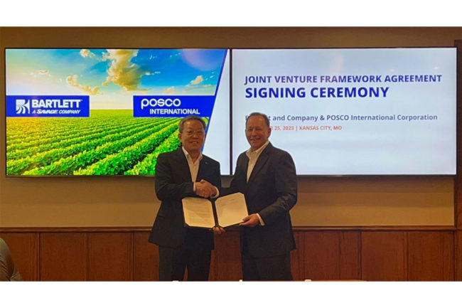 Jeong Tak, left, chief executive officer of POSCO International Corp., and Kirk Aubry, president and CEO of Bartlett, attended the signing of a joint venture framework agreement between the two companies.